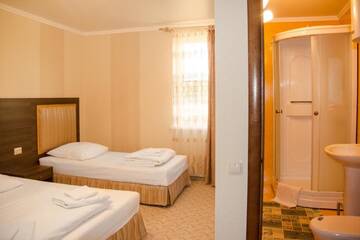 Cемейный номер с собственной ванной комнатой в Гостевом доме Valentina Guest House